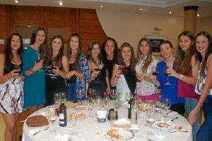 Las jugadoras de Volley Is Life posan felicies en la fiesta.