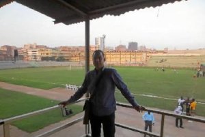 Antonio con el Teatro de sus Sueños de fondo.