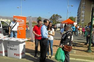 Reparto de propaganda en el mercadillo esta mañana.