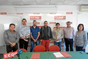 Pallárés de CCOO con los representantes de IU que firmaron el acuerdo.