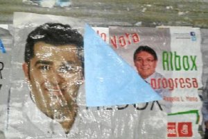 Un cartel  del PP tapa el del Partido Socialista, que luego fue finalmente arrancado. 
