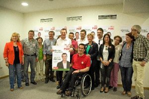 Pegada de carteles en la sede del PSOE.