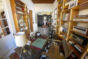 Despacho de la Casa del Poeta y al fondo interpretación de su poesía