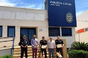 Fernández y Lázaro posan con la Unidad Canina.