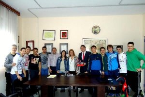 Los jóvenes con autoridades políticas en una visita previa a su marcha a Sudáfrica