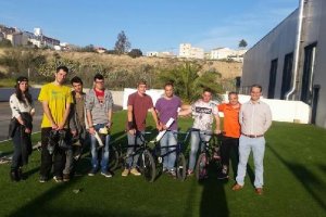 Skaters junto al concejal de Deportes, Tito Carrillo.