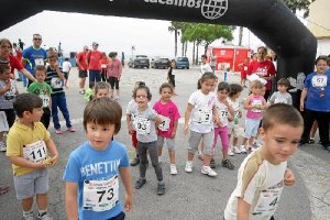 Los más pequeños preparados para tomar la salida.