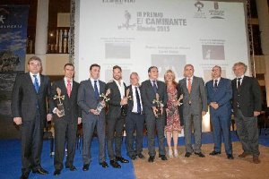 Los cinco premiados posan con los encargados de entregar los galardones.