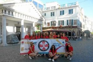 Con la pancarta del equipo.