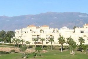 Las viviendas se encuentran junto al campo de golf de la Urbanización.