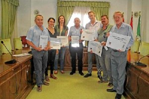 Concejales del Gobierno local con documentos del Plan General de Ordenación.