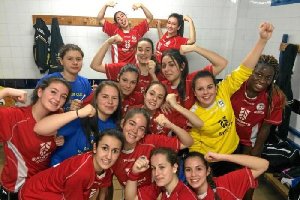 Las jugadoras roqueteras celebran en el vestuario.