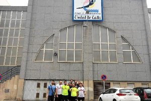 Los almerienses a las puertas del recibto deportivo gaditano.