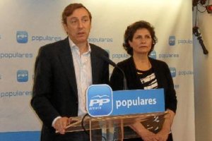 El portavoz del pp en el Congreso y diputado por Almería, Rafael Hernando,Junto a la también diputada, Carmen Navarro.