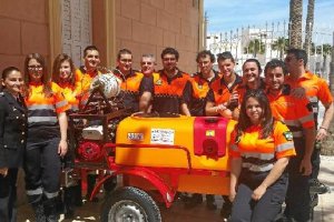 Miembros de Protección Civil con el nuevo instrumento