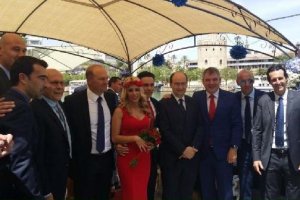 Los novios posan con los invitados de Betis y Sevilla.