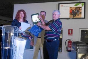 Juan Becerra recibiendo un galardón hace dos años