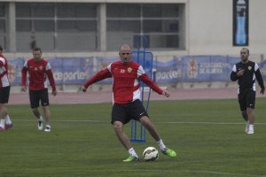 Fernando Soriano lanzando a portería.