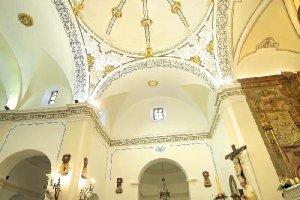 El obispo ofició ayer la primera misa tras la reapertura de la iglesia de Santa María.