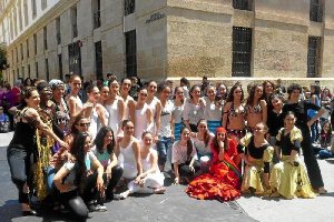 Foto de familia de las treinta artistas participantes y la organizadora.