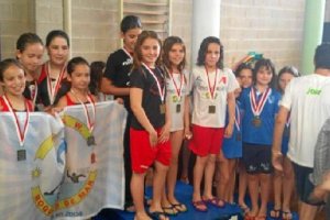 La representación abderitana posa junto a la piscina.