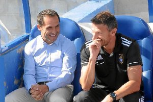 Sergi y su segundo en el banquillo del Estadio Colombino.