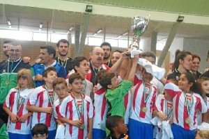 Los almeriense levantando la Copa al cielo.