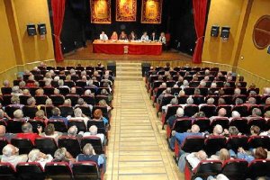 En Albox, la consejera explicó los cambios a británicos.