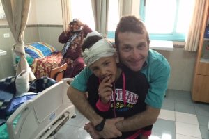 El neurocirujano Antonio Huete con uno de los niños intervenidos.