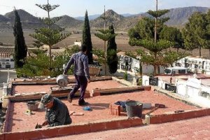 Operarios realizan los trabajos de mejora.