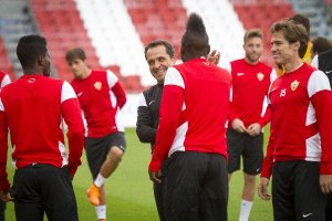 Sergi saluda a Thievy.