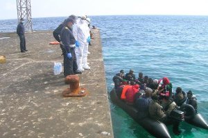 Una patera en la Isla de Alborán, en una imagen de mediados de abril
