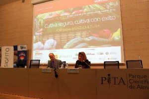 Diego Pozo de Interempresas y Sonia Ferrer, delegada del Gobierno de la Junta de Andalucía.