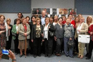 Foto de familia durante el estreno de ‘La mirada sabia’ en el Cine Regio de Vera el sábado.