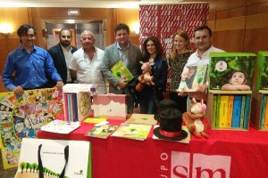 Los representantes de SM con David Miralles en el centro