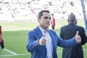 Sergi Barjuan dando el OK tras el partido.
