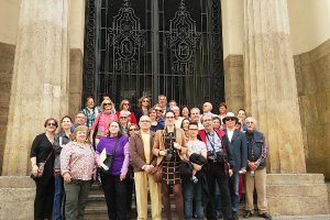 El grupo, guiado por el profesor Galera, en las escaleras del IES Celia Viñas