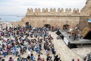 Quijote y Sancho lucharon contra molinos y barreras en el Patio de Armas de la Alcazaba.