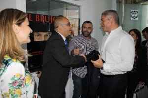 El alcalde saluda al popular invitado