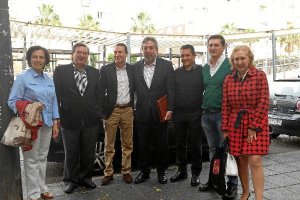 Dirigentes socialistas en la Conferencia Municipal del PSOE de Almería. En el centro, el candidato Pérez Navas y el alcalde de Zaragoza, Belloch. 
