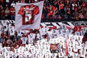 Aficionados con la camiseta de Spahic.