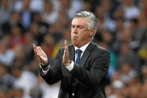 Carlo Ancelotti aplaude a sus jugadores por la clasificación.