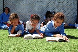 Alumnas del Altaduna durante la celebración del Día del Libro en el centro el pasado año.