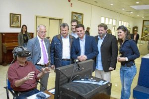 Autoridades observan a Calaforra durante la visita virtual a la geoda.