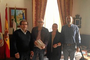 Representantes de UGT entregan las firmas al alcalde de Huércal-Overa.