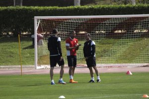 Sergi y De Quintana, hablando con Verza.