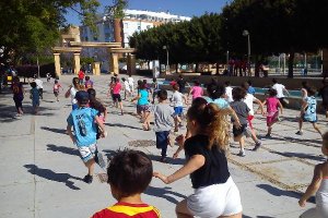 Niños jugando en la calle.