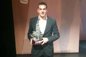 Esteban, recibiendo el galardón en Oviedo.