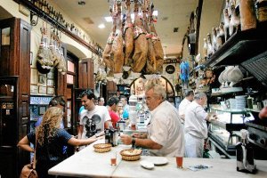 En la barra de mármol blanco seguirán apuntándose las comandas de los clientes