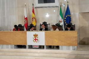 Mesa presidencial del salón de plenos municipal